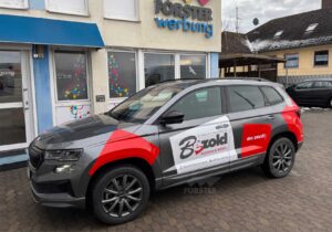 Auto mit Werbung vor Forster Werbung Gebäude