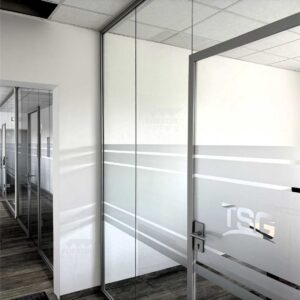 Moderne Glastrennwand im Büroflur