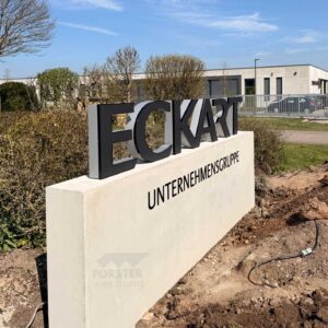 Eckart Firmenschild vor Gebäude