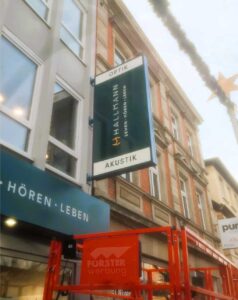 Werbeschild Optik und Akustik an Gebäude