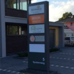 Pylon gerade beleuchtet mit Textfeldern als Intarsien eingesetzt