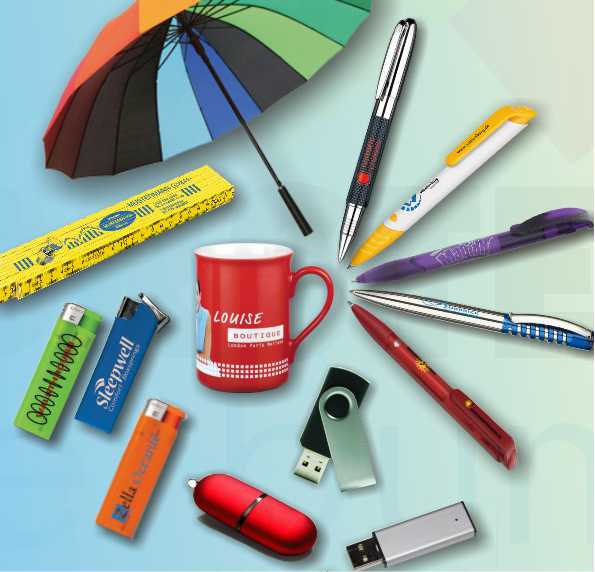 Verschiedene Werbeartikel, einschließlich Tassen und USB-Sticks.
