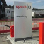 Werbepylon beleuchtet LED konvex durchgesteckte Buchstaben Speck
