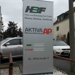 Werbepylon gerade beleuchtet mit Briefkasten