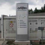 Werbepylon konvex beleuchtet artifex 300 x 100cm