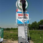 Werbepylon mit aufgesetzten Profil 1 Leuchtkästen Bosch Dekra