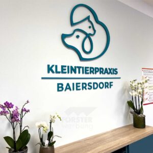 Kleintierpraxis-Logo mit Orchideen und Infotafel