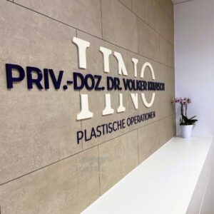 Praxiswand mit Schriftzug für plastische Operationen.