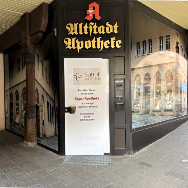 Gebäude mit Altstadt Apotheke Schild.