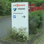 werbepylon gerade unbeleuchtet tadano