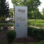 werbepylon mit acrylscheiben gerade unbeleuchtet